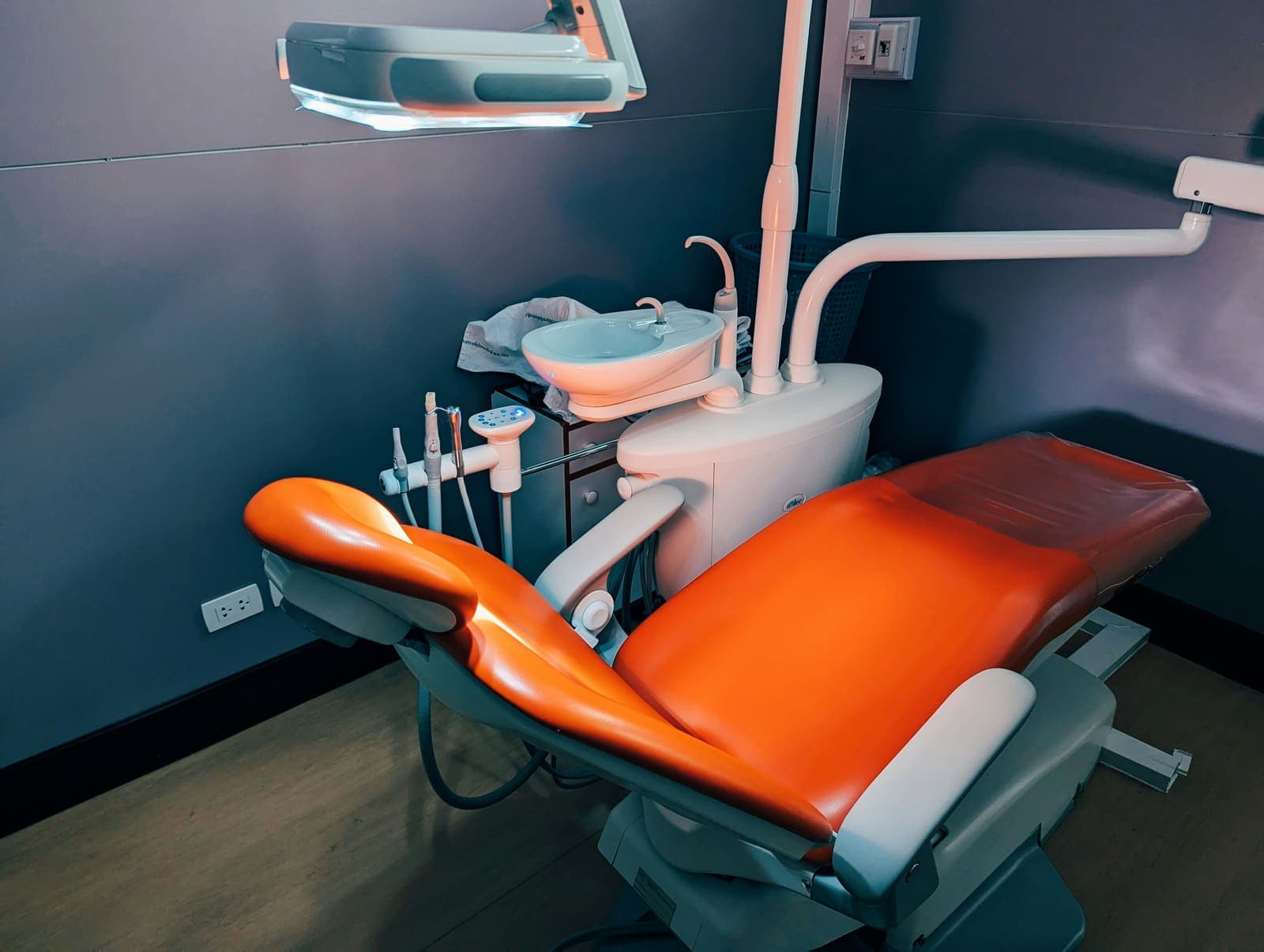 Fauteuil de soin sous éclairage dentaire